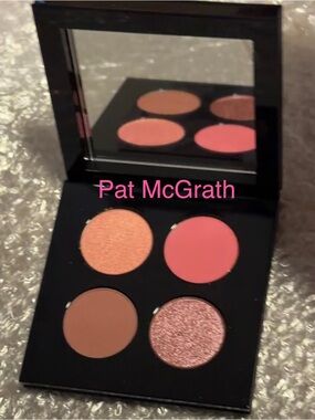 Pat McGrath Divine Rose quad eye-Shadow pallete, 
Rich pigment
Free 🎁 includes